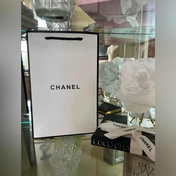 Chanel Tall Shopping Bag Black White - Picture 1 of 4